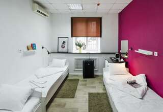 Гостиница Maxi House Hostel Ростов-на-Дону Номер эконом семейный с 3 односпальными кроватями-1