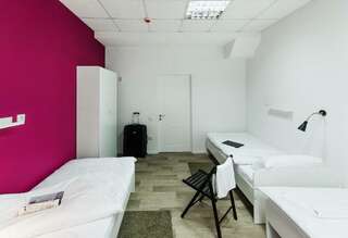 Гостиница Maxi House Hostel Ростов-на-Дону Номер эконом семейный с 3 односпальными кроватями-2